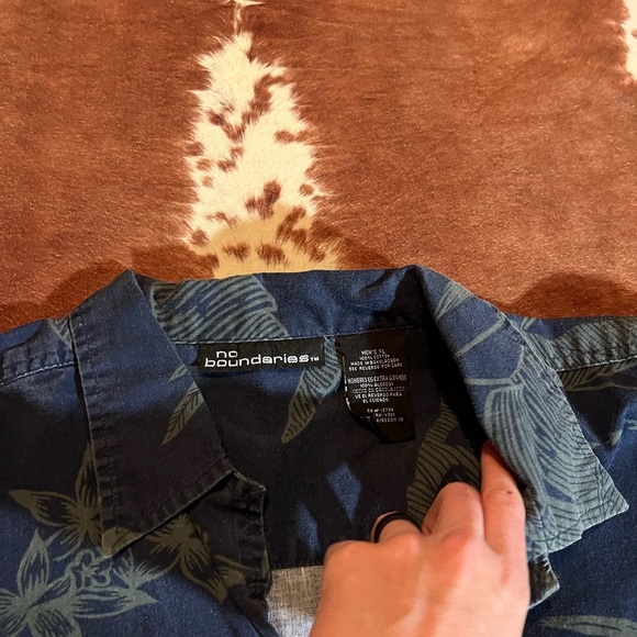 Vintage No Boundaries button down
men's size XL
100% cotton - Picture 3 of 4